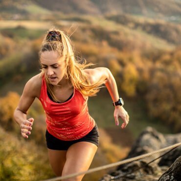 Sportive pratiquant le trail en montagne