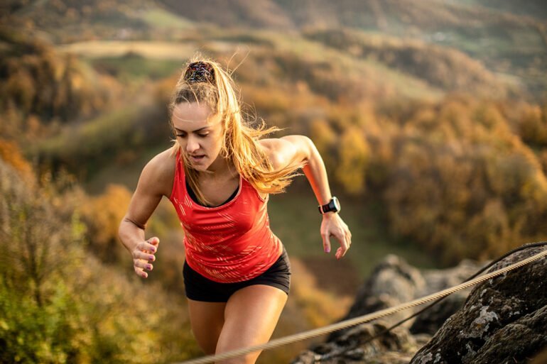 Sportive pratiquant le trail en montagne