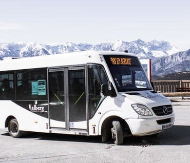 Cet hiver à Valberg, de nouvelles navettes gratuites 100% électriques sont mises en place intra-muros les week-ends, les mercredis et durant les vacances scolaires. C'est Benjamin Chesta, chargé de l'espace public et de la mobilité de la station qui nous en parle.