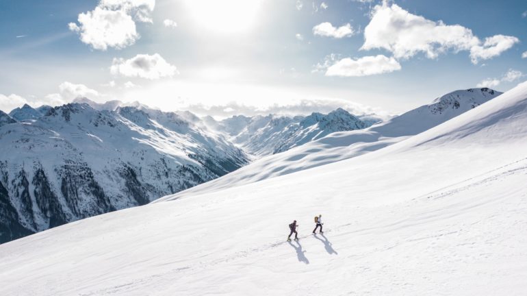 En ce début de saison d'hiver, le Capitaine Hassmann du Peloton de Gendarmerie de Haute Montagne des Alpes-Maritimes revient avec nous sur toutes les règles de sécurité et les bons comportements à adopter pour partir en montagne, l'hiver, en toute sécurité.