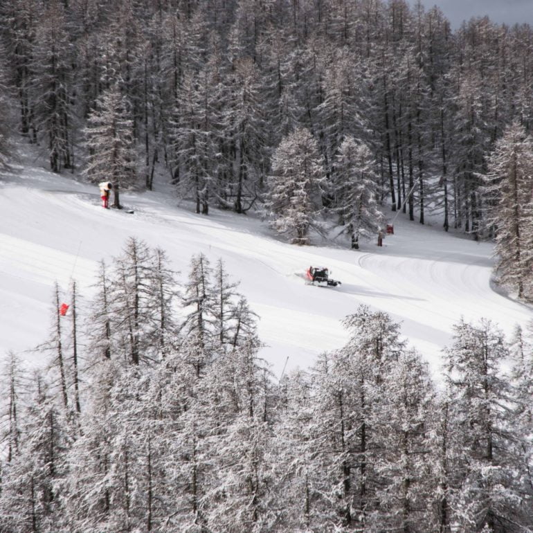 Grégory Marsal est chef des pistes sur la station de Beuil-Valberg et il est notre invité sur Radio Oxygène. Zoom avec lui notamment sur le métier de pisteur-secouriste et le damage des pistes. Il nous donne également des conseils de prudence avant de chausser les skis.