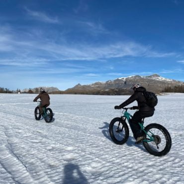 Zoé et Alexandre sont guides moniteurs VTT et avec Red Roc MTB, ils proposent l'hiver du fatbike électrique à Beuil les Launes. Plus de détails avec notre invitée du week-end Zoé Maunier.