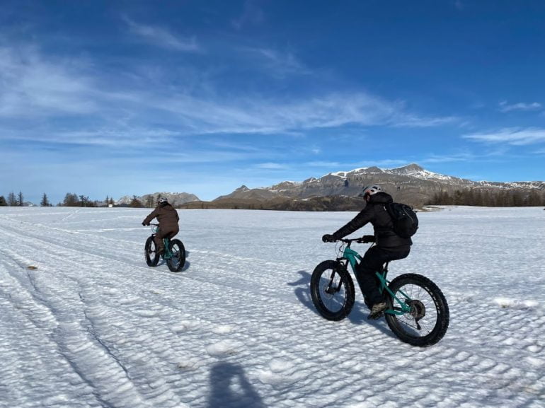 Zoé et Alexandre sont guides moniteurs VTT et avec Red Roc MTB, ils proposent l'hiver du fatbike électrique à Beuil les Launes. Plus de détails avec notre invitée du week-end Zoé Maunier.