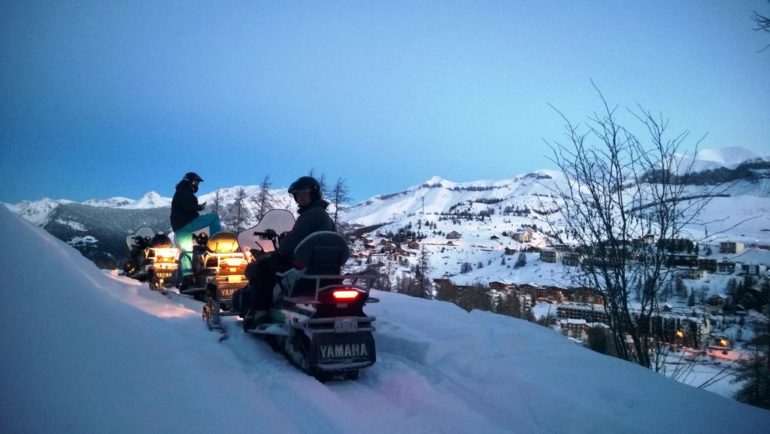 Une activité très prisée à Valberg : La motoneige. Rencontre avec Joël Bastian, guide en sortie motoneige dans la station.