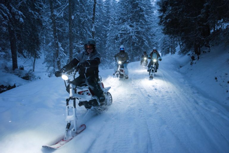 Roubion - Les Buisses est la seule station des Alpes de Sud a proposé du moonbike électrique un mélange entre 2 roues et motoneige. Rencontre avec Sébastien Carletti organisateur de sorties en moonbike dans la station.