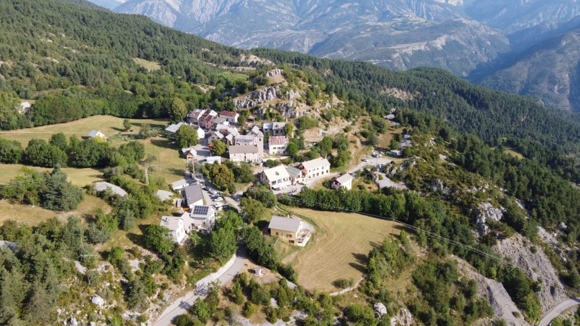 Zoom sur Oxygène sur le village de Sauze dans les Alpes-Martimes, à 8km de Guillaumes et 20km de Valberg. Pour cela nous recevons Nicole Bertolotti, Maire de la commune.