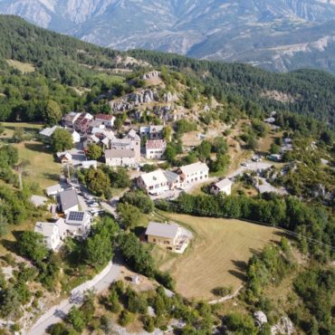 Zoom sur Oxygène sur le village de Sauze dans les Alpes-Martimes, à 8km de Guillaumes et 20km de Valberg. Pour cela nous recevons Nicole Bertolotti, Maire de la commune.