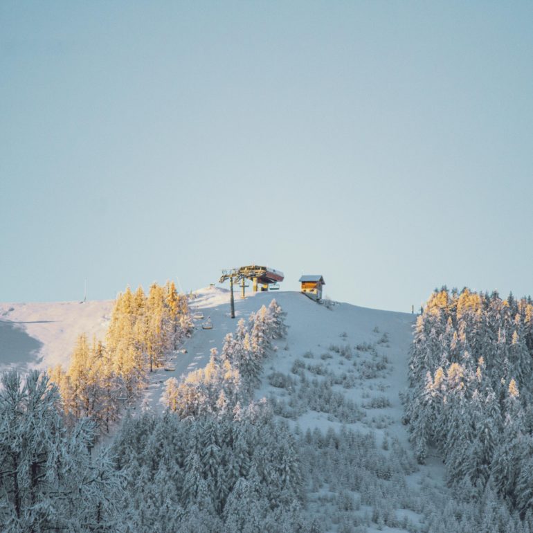 En ce début de saison d'hiver à Valberg, nous recevons sur Oxygène, Charles Ange Ginésy, Président du Département des Alpes-Maritimes et Président du Syndicat Intercommunal de la station. Zoom notamment sur les investissements et sur les actions mises en place pour réduire la consommation d'énergie.