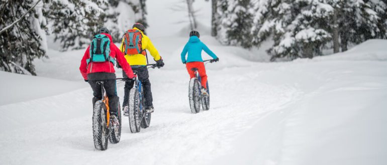 Cet hiver, Red Roc MTB propose de nouveau du fatbike électrique aux Launes. Pour nous en parler de cette activité unique dans les Alpes-Maritimes nous recevons Zoé Maunier, guide monitrice VTT.