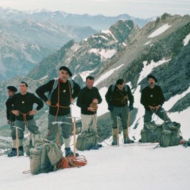 Ascension de la Grande Casse (1965) dans le Parc national de la Vanoise. De gauche à droite : André Benoît, Claude Vion, René Varlet (agents PNV), Alfred Moulin (directeur-adjoint PNV), Paul Jovet, Charles Maly, Jean Pobelle et Didier Jalabert (agent PNV) photographie de François Gros