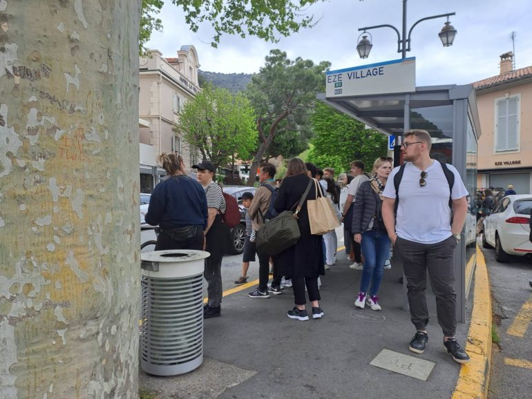 L'arret de bus Èze village déjà bondé en matinée, photographie de Charlotte Joyeux