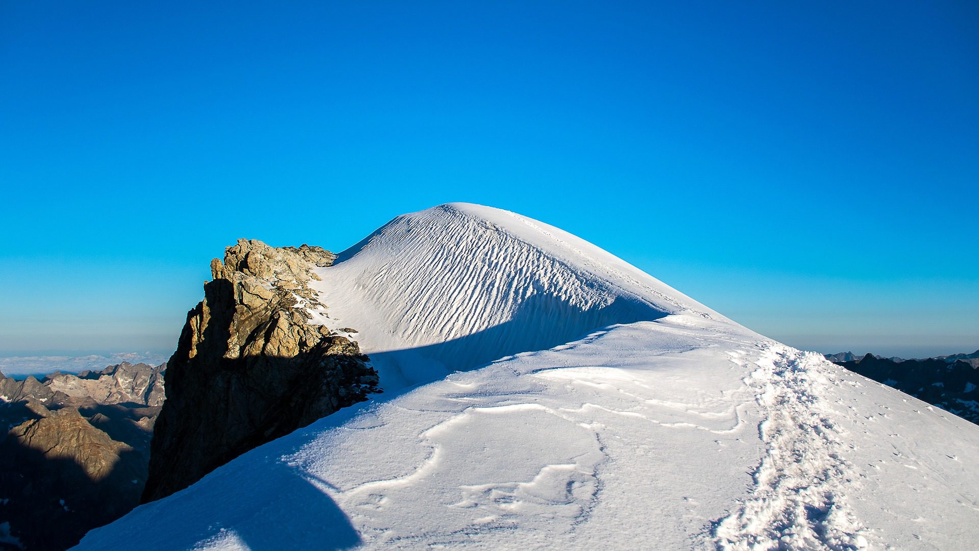 Le dôme de neige du Parc national des Écrins, une photographie d’Alex de Pixabay