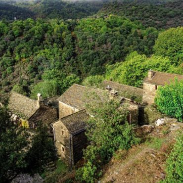 Le hameau de Vernet, bâtisses en pierre sèche, photographie de Olivier Prohin