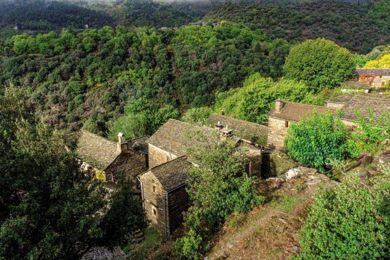 Le hameau de Vernet, bâtisses en pierre sèche, photographie de Olivier Prohin