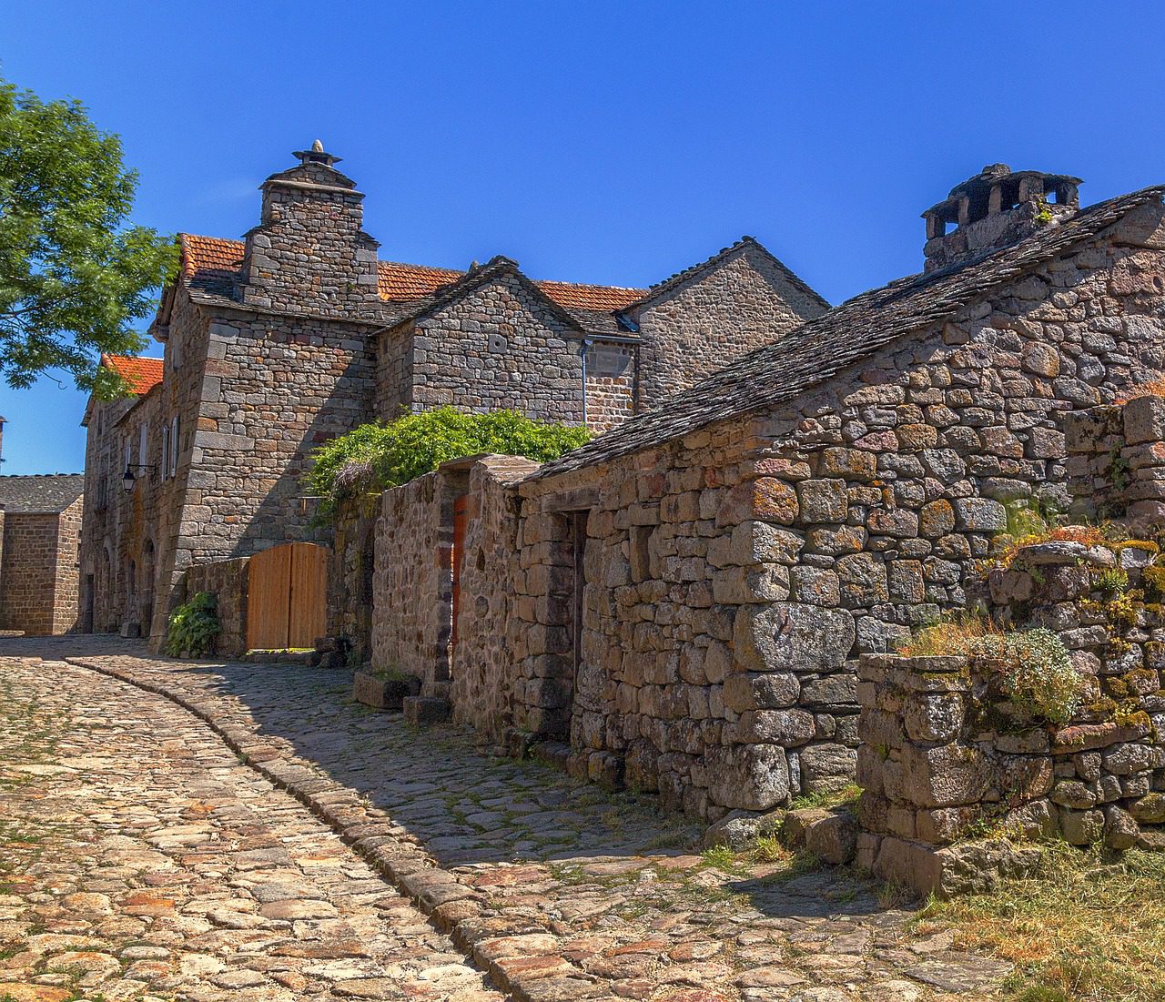 Bâtisses de pierre sèche en Lozère, dans le Parc national des Cévennes, photographie de Gabriel_de_siam de Pixabay