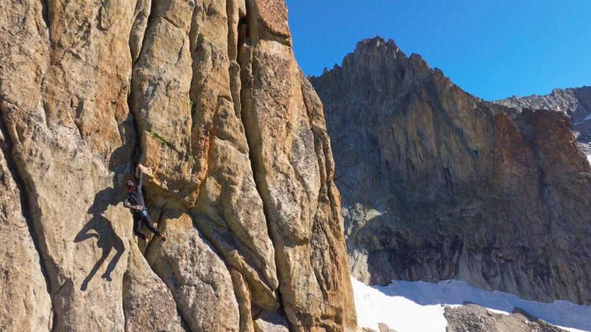 L’alpiniste Benjamin Védrines a pulvérisé un record : gravir l’aiguille Dibona en 1 h 24, photographie de Thibaut Marot